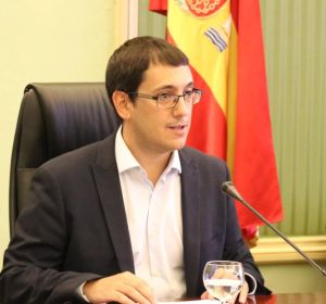El Conseller de Turismo, Iago Negueruela, durante su comparecencia en la comisión para informar de las medidas para paliar la quiebra de Thomas Cook. El Conseller de Turismo, Iago Negueruela, durante su comparecencia en la comisión para informar de las medidas para paliar la quiebra de Thomas Cook.
