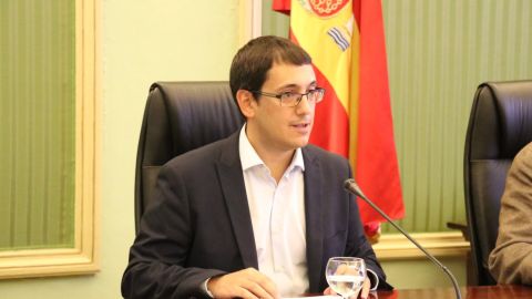 El Conseller de Turismo, Iago Negueruela, durante su comparecencia en la comisi&oacute;n para informar de las medidas para paliar la quiebra de Thomas Cook.