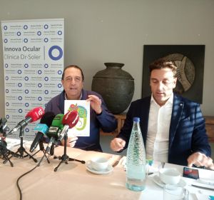 El doctor Fernando Soler sostiene un cartel en la rueda de prensa. El doctor Fernando Soler sostiene un cartel en la rueda de prensa.