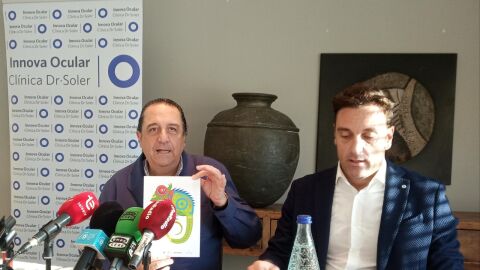 El doctor Fernando Soler sostiene un cartel en la rueda de prensa.