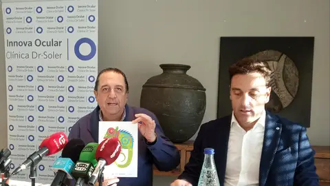 El doctor Fernando Soler sostiene un cartel en la rueda de prensa. El doctor Fernando Soler sostiene un cartel en la rueda de prensa.