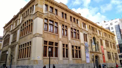 Antigua Escuela de Comercio (Gijón) Comienzan los Encuentros Internacionales de Juventud de Kbueñes