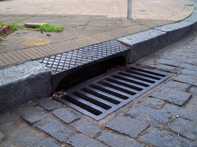 El Ayuntamiento de València refuerza la limpieza del alcantarillado de cara a las lluvias de final del verano El Ayuntamiento de València refuerza la limpieza del alcantarillado de cara a las lluvias de final del verano