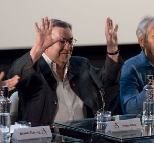Pedro Olea, rodeado por José Sacristán y Beatriz Herzog, durante su homenaje en la Academia de Cine Pedro Olea, rodeado por José Sacristán y Beatriz Herzog, durante su homenaje en la Academia de Cine