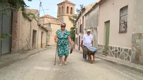 Ochando, el pueblo que lucha contra la España vaciada... y la falta de agua potable: así es vivir entre garrafas y purines Ochando, el pueblo que lucha contra la España vaciada... y la falta de agua potable: así es vivir entre garrafas y purines