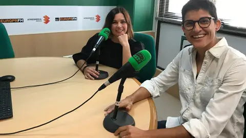 Las duatletas Yolanda Lozano y Maje Sánchez, en el estudio de Onda Cero Elche. DUATLÓN