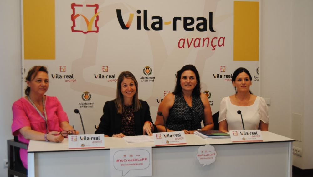 La regidora d´Educació, Aida Beteta, junt amb les representants dels instituts de secundària de Vila-real. 