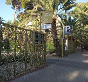 Acceso principal al Hotel Huerto del Cura de Elche. Acceso principal al Hotel Huerto del Cura de Elche.