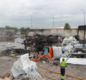Imagen de la empresa de Betxí tras la extinción del incendio. Imagen de la empresa de Betxí tras la extinción del incendio.