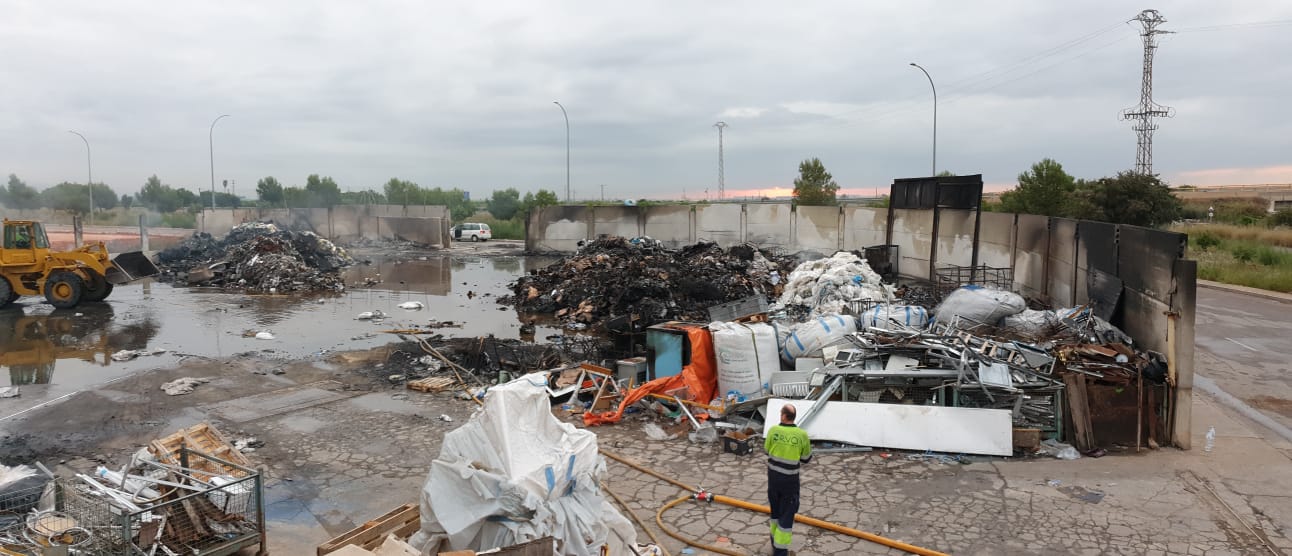 Extinguido el incendio que se declaró ayer por la tarde en una fábrica de reciclaje de palets de Betxí. Extinguido el incendio que se declaró ayer por la tarde en una fábrica de reciclaje de palets de Betxí.