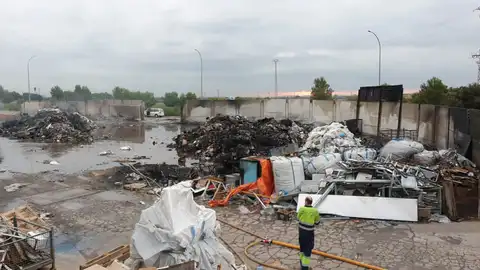 Imagen de la empresa de Betxí tras la extinción del incendio. Extinguido el incendio que se declaró ayer por la tarde en una fábrica de reciclaje de palets de Betxí y que ha arrasado con toda la planta.