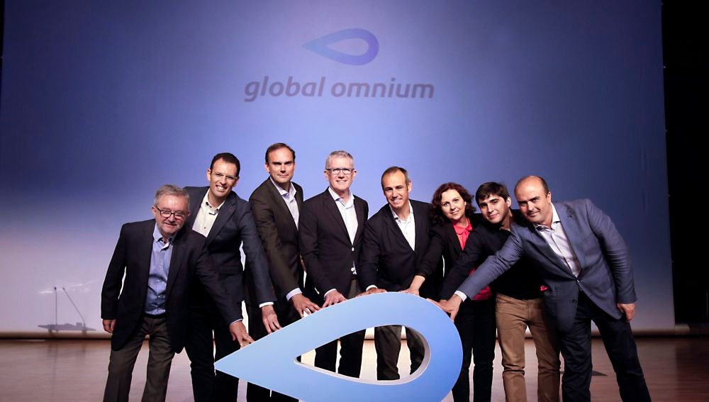 Los responsables directivos de Global Omnium celebran los resultados.