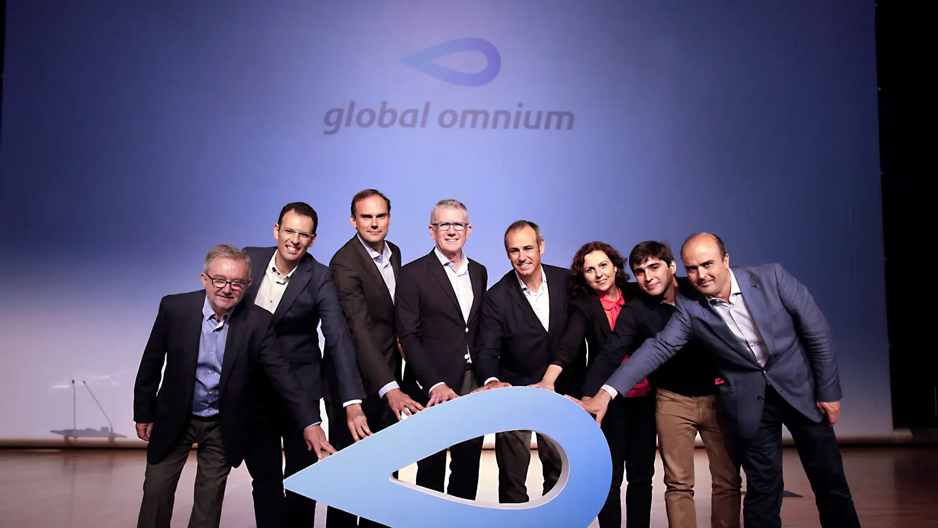 Los responsables directivos de Global Omnium celebran los resultados.