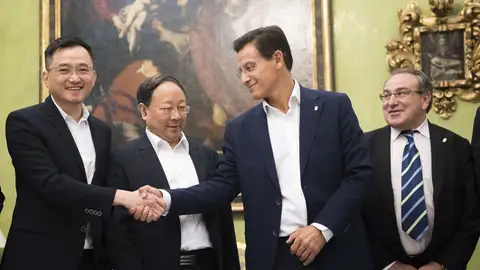 Jiang y Luis Salvador Jiang y Luis Salvador