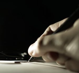 Imagen de archivo de una mano escribiendo Imagen de archivo de una mano escribiendo