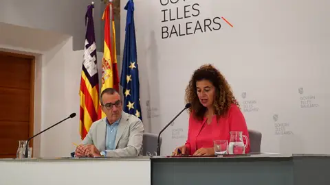 La Portavoz del Govern, Pilar Costa, en la rueda de prensa tras el Consell de Govern con el Vicepresidente del ejecutivo, Juan Pedro Yllanes. La Portavoz del Govern, Pilar Costa, en la rueda de prensa tras el Consell de Govern con el Vicepresidente del ejecutivo, Juan Pedro Yllanes.