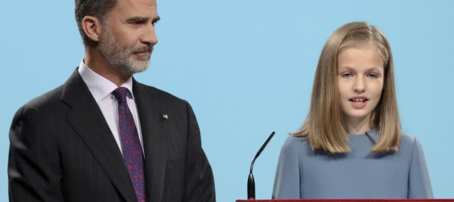 La princesa Leonor durante un discurso con el Rey junto a ella La princesa Leonor durante un discurso con el Rey junto a ella