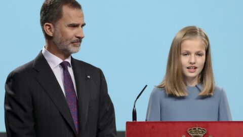 La princesa Leonor durante un discurso con el Rey junto a ella