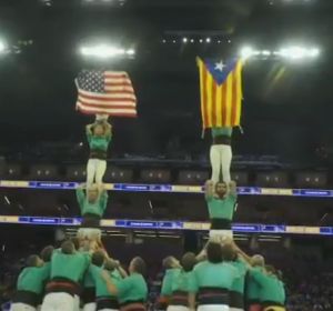 Los castellers de Vilafranca muestran una estelada en el pabellón de los Warriors Los castellers de Vilafranca muestran una estelada en el pabellón de los Warriors