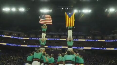 Los castellers de Vilafranca muestran una estelada en el pabell&oacute;n de los Warriors