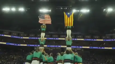 Los castellers de Vilafranca muestran una estelada en el pabellón de los Warriors Los castellers de Vilafranca muestran una estelada en el pabellón de los Warriors