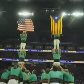 Los castellers de Vilafranca muestran una estelada en el pabellón de los Warriors Los castellers de Vilafranca muestran una estelada en el pabellón de los Warriors
