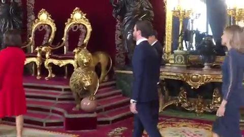 Los Reyes saludan a Casado en el Palacio Real