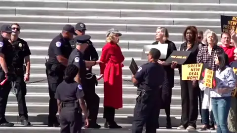 Jane Fonda, detenida en una protesta contra el cambio climático en EEUU Jane Fonda, detenida en una protesta contra el cambio climático en EEUU