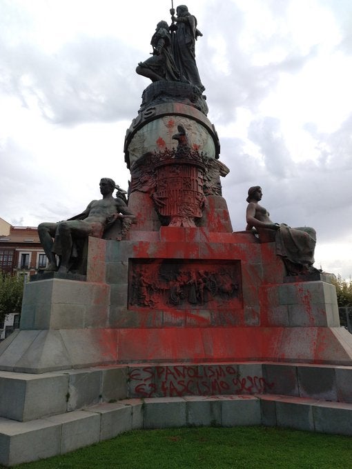 Atacan con pintadas el monumento a Colón de Valladolid coincidiendo con la Fiesta Nacional Atacan con pintadas el monumento a Colón de Valladolid coincidiendo con la Fiesta Nacional