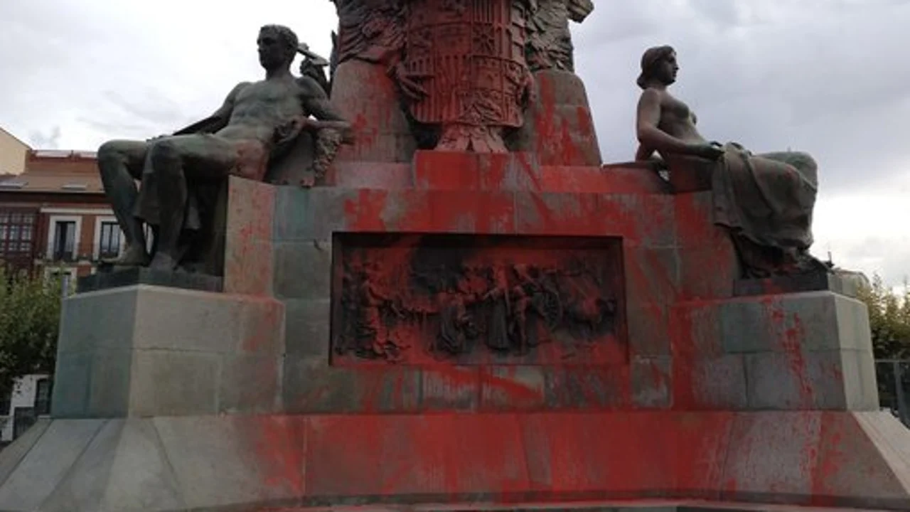 Pintadas en el monumento a Colón de Valladolid