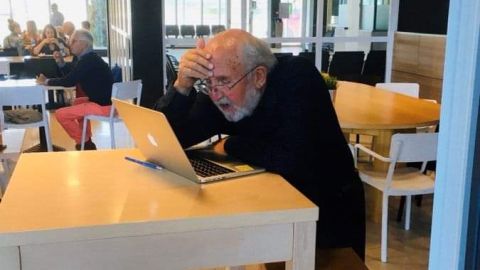 Michel Mayor en el aeropuerto de San Sebasti&aacute;n leyendo sus mensajes. | @NobelPrize