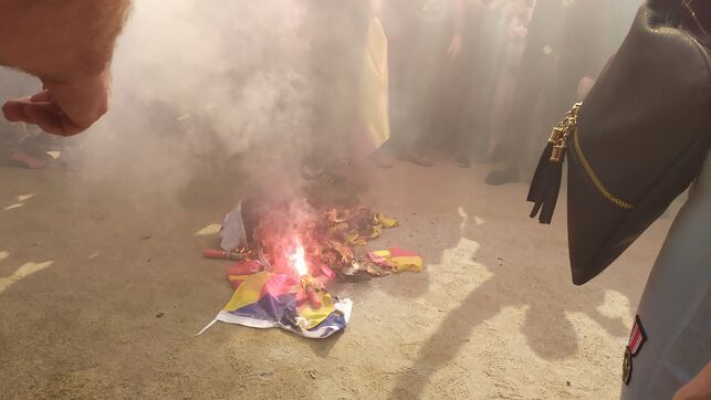 Cantan el 'cara al sol' y queman una estelada en Barcelona durante una marcha convocada por la Falange Cantan el 'cara al sol' y queman una estelada en Barcelona durante una marcha convocada por la Falange