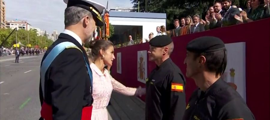 Los reyes saludan al paracaidista que ha chocado contra una farola en el desfile del 12O Los reyes saludan al paracaidista que ha chocado contra una farola en el desfile del 12O
