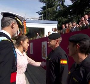 Los reyes saludan al paracaidista que ha chocado contra una farola en el desfile del 12O Los reyes saludan al paracaidista que ha chocado contra una farola en el desfile del 12O