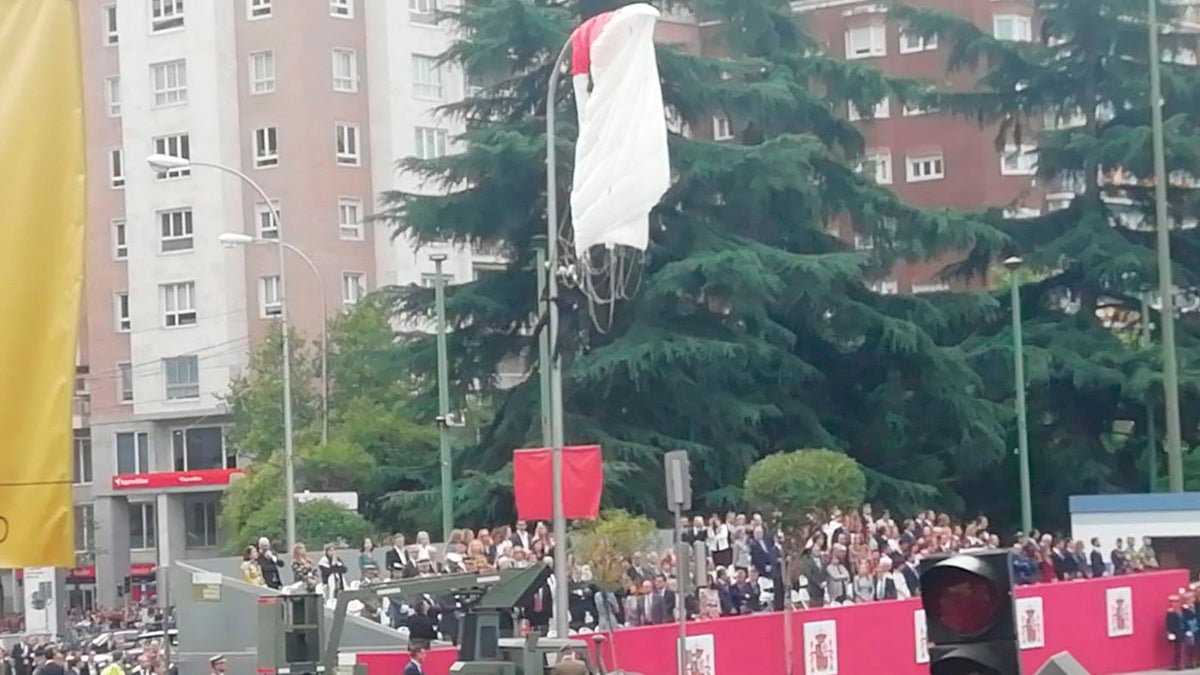 Un paracaidista del Ejército choca contra una farola al intentar aterrizar en el desfile Un paracaidista del Ejército choca contra una farola al intentar aterrizar en el desfile
