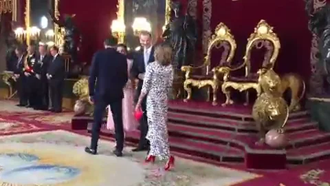 Los Reyes saludan a Sánchez y al resto del Gobierno en funciones Los Reyes saludan a Sánchez y al resto del Gobierno en funciones