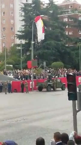 Momento del rescate del paracaidista del Ejército del aire que ha chocado contra una farola Momento del rescate del paracaidista del Ejército del aire que ha chocado contra una farola