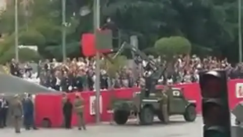 Momento del rescate del paracaidista del Ejército del aire que ha chocado contra una farola Momento del rescate del paracaidista del Ejército del aire que ha chocado contra una farola