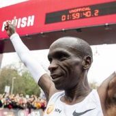 laSexta Deportes (12-10-19) Eliud 'Superman' Kipchoge demuestra que no hay imposibles: el keniano rompe la barrera de las dos horas en una maratón
