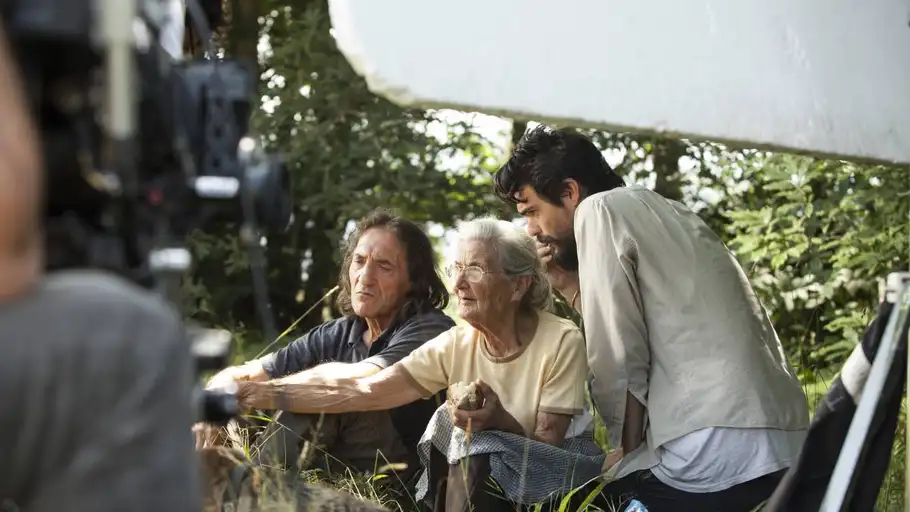 El director Oliver Laxe, durante el rodaje de la película 'Lo que arde' En la imagen, el cineasta da notas a los actores Benedicta Sánchez y Amador Arias