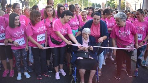 La cinta de la Carrera Rosa fue cortada por una de las mujeres de mayor edad de AMUMA