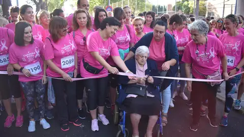 La cinta de la Carrera Rosa fue cortada por una de las mujeres de mayor edad de AMUMA La cinta de la Carrera Rosa fue cortada por una de las mujeres de mayor edad de AMUMA