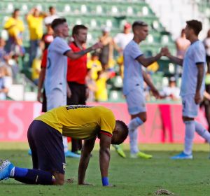El jugador de Ecuador Darío Aimar se lamenta tras la derrota de su equipo ante Argentina, El jugador de Ecuador Darío Aimar se lamenta tras la derrota de su equipo ante Argentina,