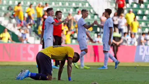 El jugador de Ecuador Darío Aimar se lamenta tras la derrota de su equipo ante Argentina, El jugador de Ecuador Darío Aimar se lamenta tras la derrota de su equipo ante Argentina,