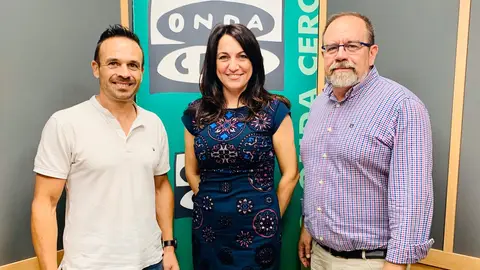 Serafín Quiles, gerente de Ascensores Serki; Luz Sigüenza, de Onda Cero Alicante; y Fermín Crespo, asesor de marca de la empresa. ASCENSORES SERKI