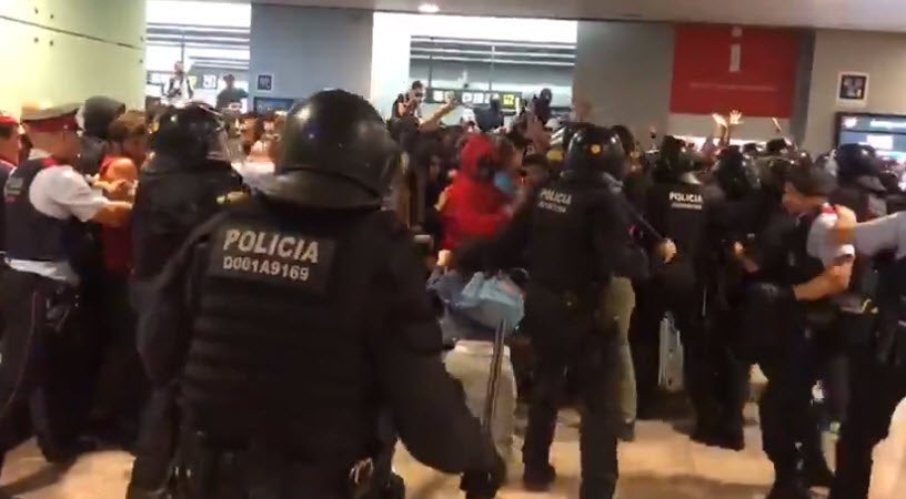 Los Mossos cargan contra manifestantes en la T1 de 'El Prat' y hay diez heridos y un detenido Los Mossos cargan contra manifestantes en la T1 de 'El Prat' y hay diez heridos y un detenido