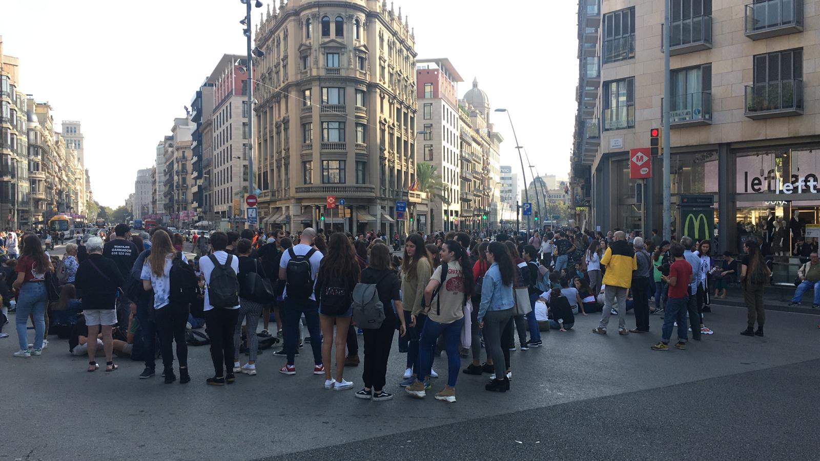 25.000 estudiantes han protestado en Plaza Catalunya y muchos van a El Prat 25.000 estudiantes han protestado en Plaza Catalunya y muchos van a El Prat