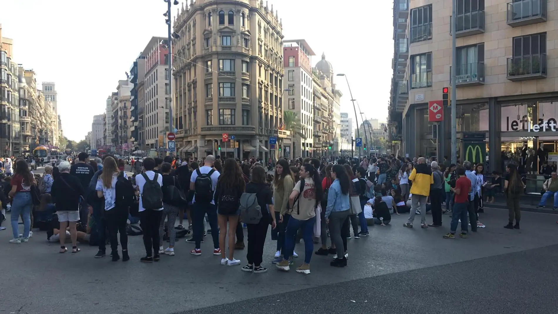 Sentada de estudiantes en Barcelona en protesta por la sentencia del procés