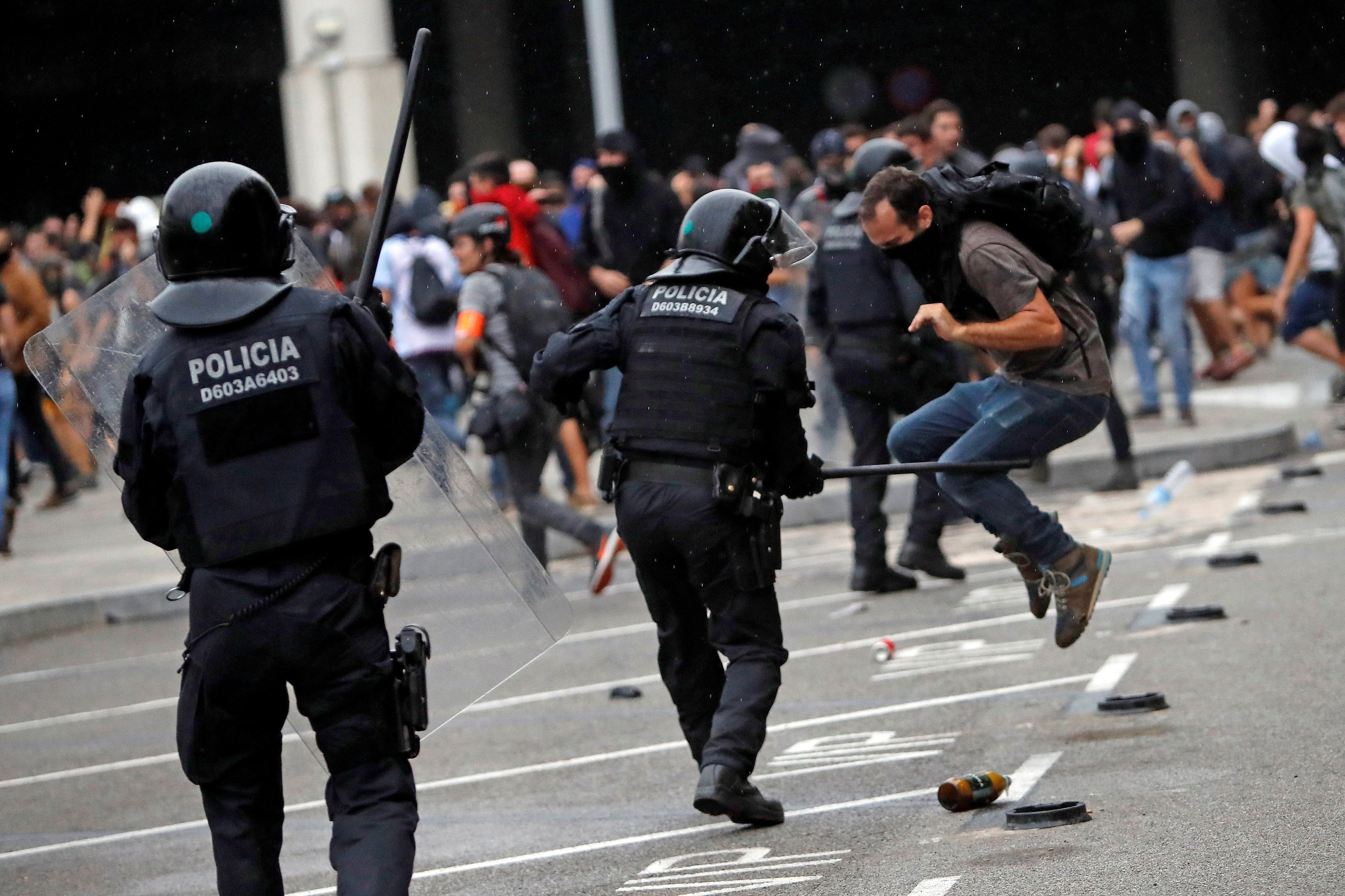 El Govern anuncia la mayor auditoría en los Mossos para evaluar su actuación en las protestas independentistas El Govern anuncia la mayor auditoría en los Mossos para evaluar su actuación en las protestas independentistas