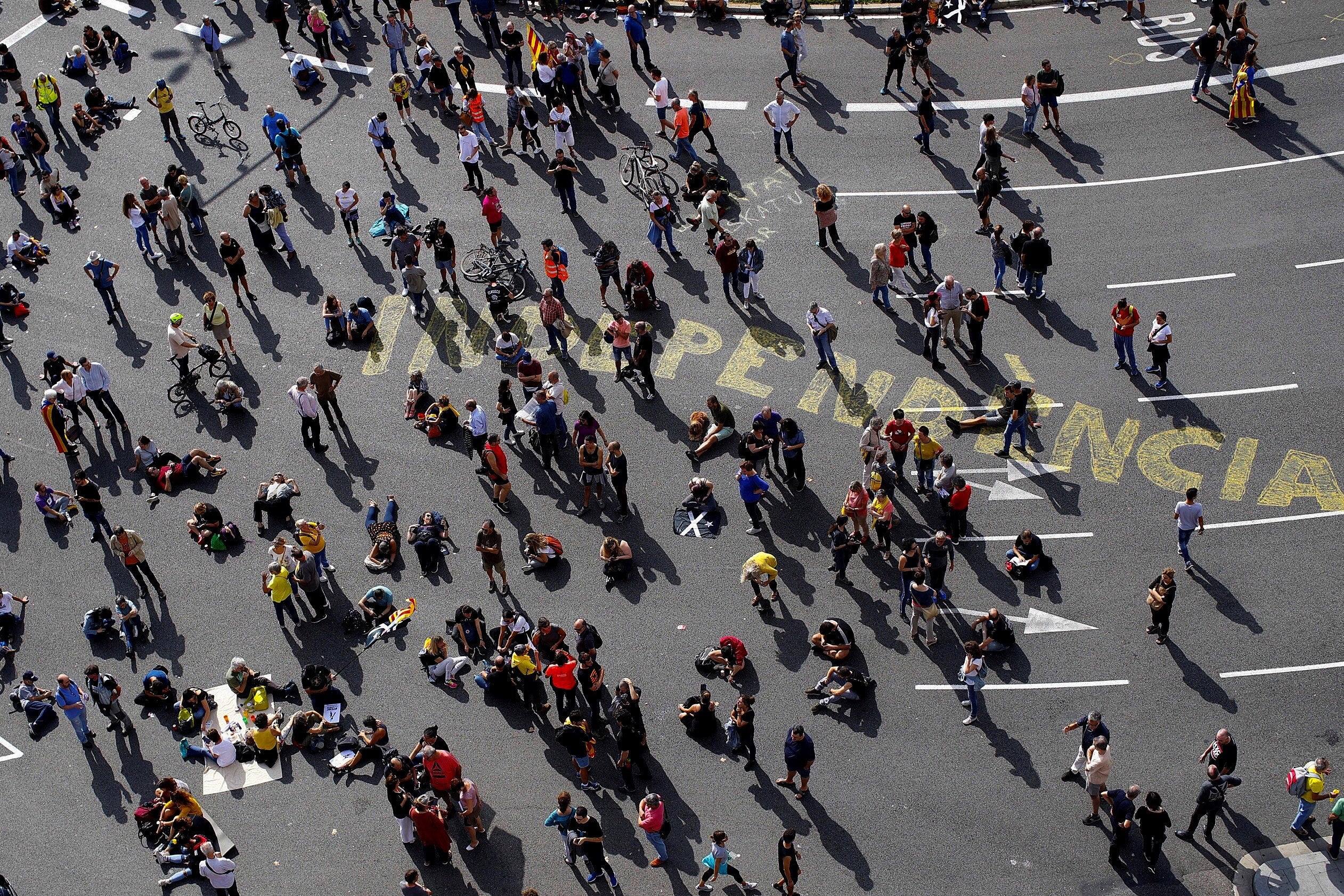 Unas 8000 personas protestan por la sentencia del procés en la plaza Cataluña Unas 8000 personas protestan por la sentencia del procés en la plaza Cataluña